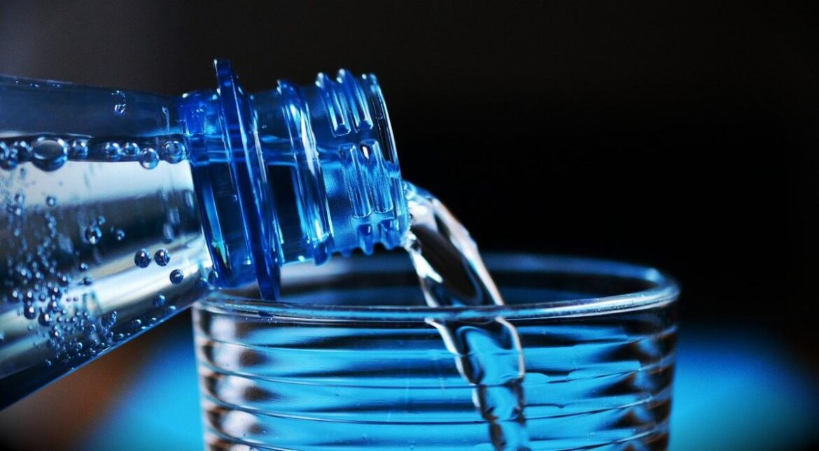 Benefici dell’acqua: quanti litri si deve bere al giorno?